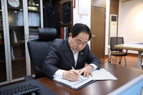(0407)[환경정책과]남양주시, 상수원 규제 헌법소원 5년째 표류…헌재에 심리 촉구 탄원서 제출(서명하는 주광덕 남양주시장).jpg