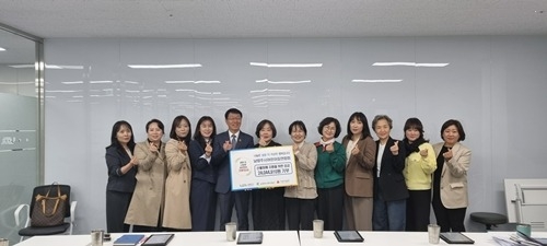 (0410)[보육정책과]‘작은 손’이 만든 큰 온기…남양주시어린이집연합회, 산불 피해 복구 성금 전달(사진).jpg