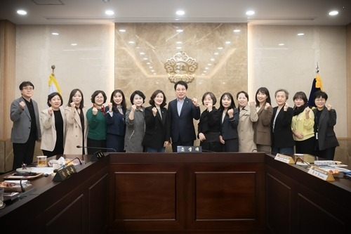 (사진1)남양주시의회, 남양주시어린이집연합회 임원진과 간담회 개최.jpg
