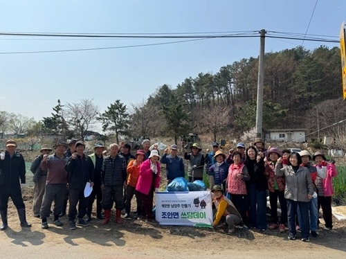 (0411)[조안면]남양주시 조안면 조안2리 노인회, 봄맞이 환경정화 활동 실시(단체사진).jpg