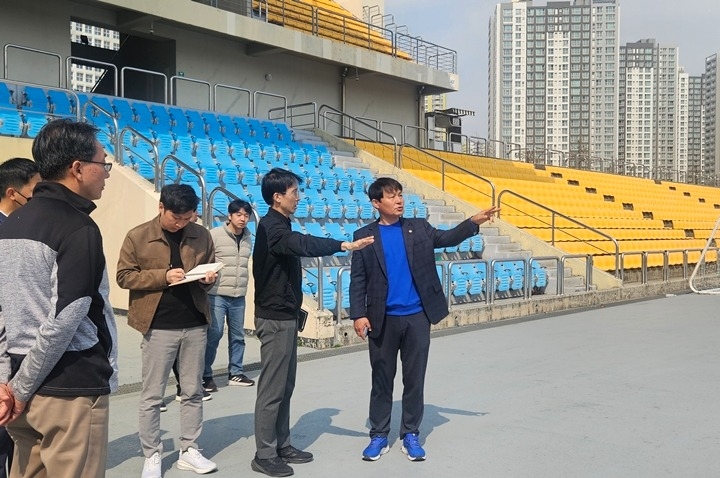 [보도사진01]하남시의회 정병용 부의장, 시민 안전 최우선...공공체육시설 전면 점검에 나서다.jpeg