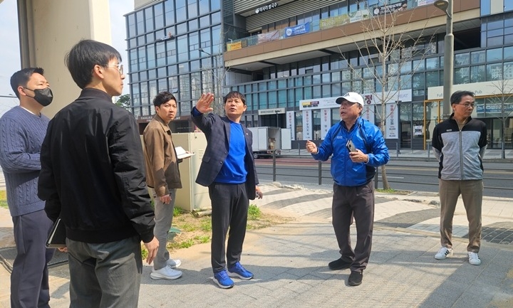 [보도사진02]하남시의회 정병용 부의장, 시민 안전 최우선...공공체육시설 전면 점검에 나서다.jpeg