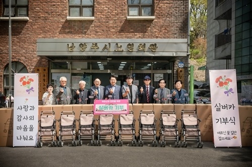 (사진1)조성대 남양주시의회 의장, 실버카 전달식 참석.jpg