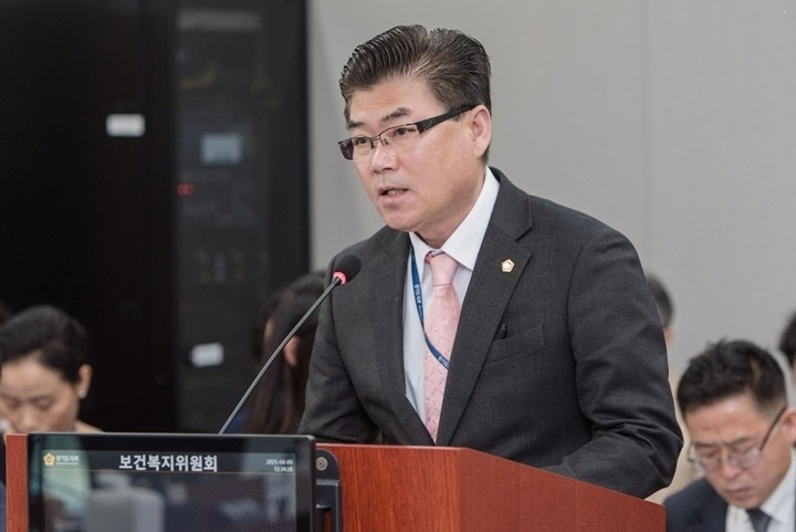 250409 윤태길 의원, 대표발의한 경기도 보건환경연구원 운영조례안 상임위 심사 통과.jpg