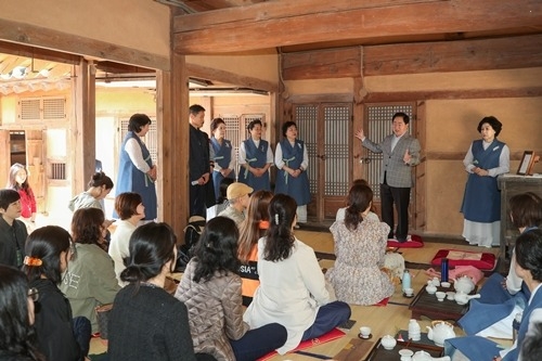 (0425)[문화관광과]남양주시, ‘다산차 시민 아카데미’ 수강생과 함께 정약용유적지 답사 진행(사진1).JPG