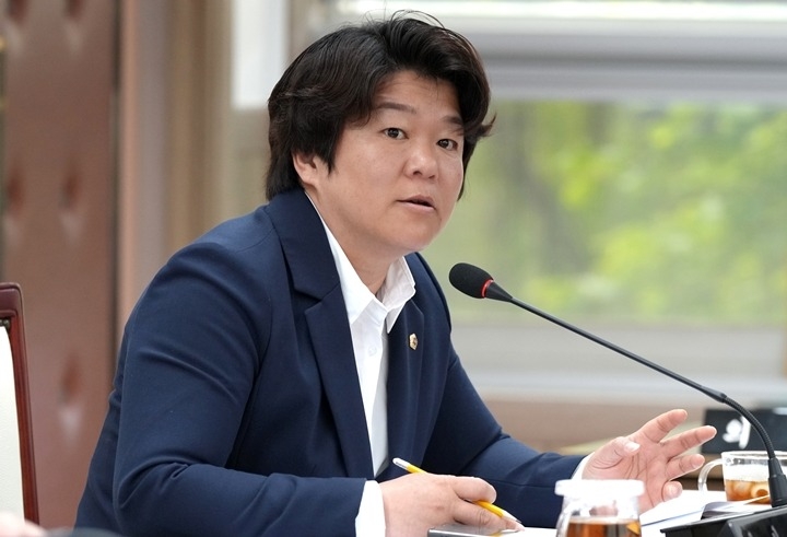 [사진자료] 하남시의회 박선미 의원이 제339회 임시회 도시건설위원회 조례안 심사에서 「하남시견인자동차운영에관한조례 일부개정조례안」에 ~.jpg