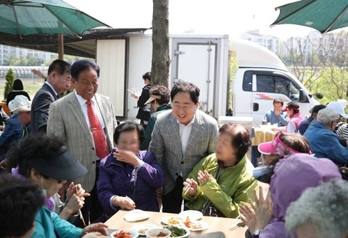 (0425)[진접읍]남양주시 대한노인회 진접분회, ‘봄맞이 버스킹 공연’통해 이웃사랑 실천(사진2).jpg