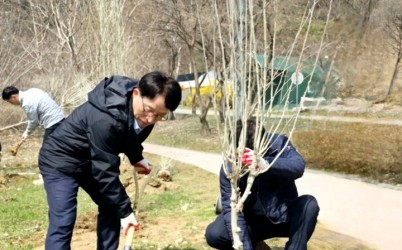 식목행사 사진(2).jpg width: 100%; height : 150px