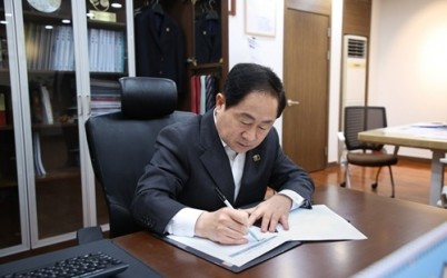 (0407)[환경정책과]남양주시, 상수원 규제 헌법소원 5년째 표류…헌재에 심리 촉구 탄원서 제출(서명하는 주광덕 남양주시장).jpg width: 100%; height : 150px