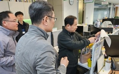 (0408)[산림녹지과]주광덕 남양주시장, 백봉산 산불 총력 대응 진두지휘(산불 대응 지시하는 주광덕 남양주시장).jpg