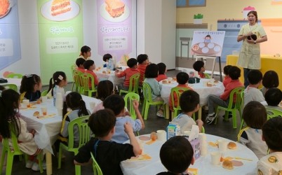 (사진2)“당근 먹는 재미에 폭” 하남시, 오감놀이터로 식습관 교육 ‘톡톡’.jpg