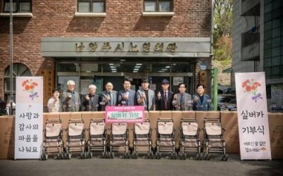 (사진1)조성대 남양주시의회 의장, 실버카 전달식 참석.jpg width: 100%; height : 150px