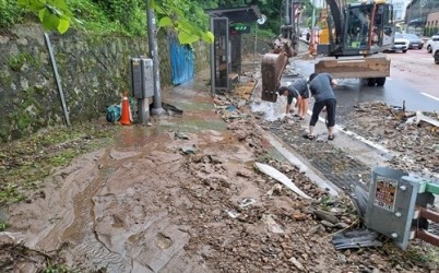 (0424)[도로관리과]남양주시, 화도읍 묵현리 천마산휴게소 버스정류장 일대 수해 복구 공사 착수(2024년 수해피해 사진).jpg width: 100%; height : 150px
