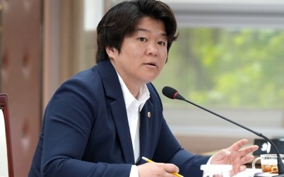 [사진자료] 하남시의회 박선미 의원이 제339회 임시회 도시건설위원회 조례안 심사에서 「하남시견인자동차운영에관한조례 일부개정조례안」에 ~.jpg width: 100%; height : 150px