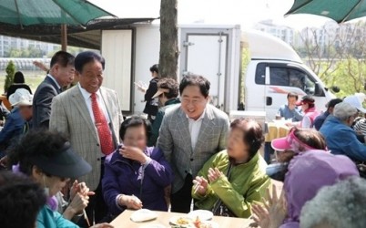 (0425)[진접읍]남양주시 대한노인회 진접분회, ‘봄맞이 버스킹 공연’통해 이웃사랑 실천(사진2).jpg width: 100%; height : 150px