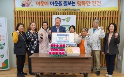 (0425)[진건읍]남양주시 진건읍 늘품, 발달장애인 손길로 만든 ‘사랑의 카네이션’ 전달(사진).jpg width: 100%; height : 150px