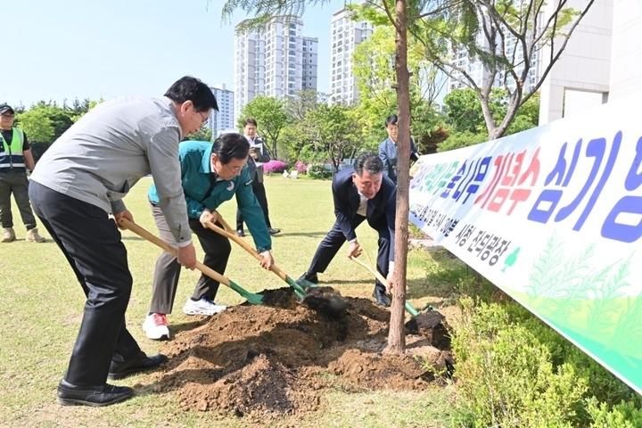 (사진3)하남시, 도심 속 녹색쉼터 ‘편백나무길’ 조성.jpg