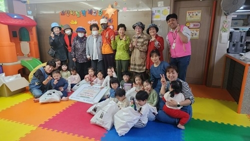 (0502)[복지정책과]남양주시 북부희망케어센터, 어린이날 맞이 세대 간 따뜻한 마음 전달(사진).jpg