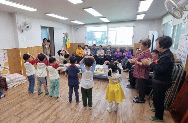 광주시 오포2동 매산 어린이집, 어버이날 맞아 경로당 방문 …