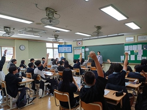 (0508)[청년정책과]청소년 위기 예방 앞장 … 남양주시, ‘빛날 청소년, 행복할 권리 찾기’ 교육 진행(사진).jpg
