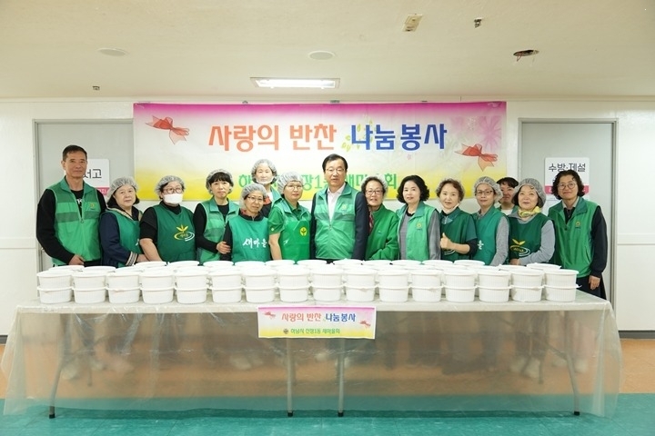 [전달보도자료]하남시 신장1동 새마을 부녀회·협의회, 사랑의 삼계탕 나눔.jpg