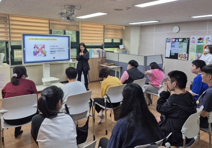 (0521)[장애인복지과]남양주시장애인복지관, 발달장애인 대상 ‘찾아가는 미디어 교육’ 운영(사진).jpg