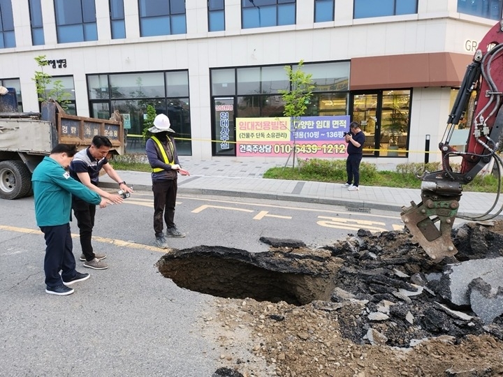 (0528)[도로관리사업소]주광덕 남양주시장, 다산동 지반침하 대응 진두지휘…“철저한 원인 분석 통한 시민 안전을 최우선으로”(현장 확인하는 주광덕 남양주시장2).jpg