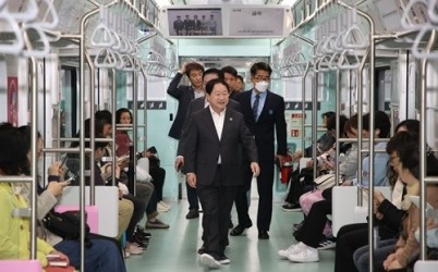(0501)[정책기획과]주광덕 남양주시장, 마석-상봉 셔틀 열차 첫 운행일 현장 점검(사진1).jpg