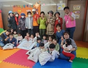(0502)[복지정책과]남양주시 북부희망케어센터, 어린이날 맞이 세대 간 따뜻한 마음 전달(사진).jpg
