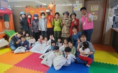 (0502)[복지정책과]남양주시 북부희망케어센터, 어린이날 맞이 세대 간 따뜻한 마음 전달(사진).jpg