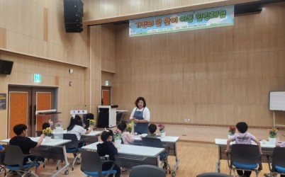 (0520)[수동면]남양주시 수동면 지역사회보장협의체, 가정의 달 맞이 아동 힐링 체험 성료(사진2. 화분만들기).jpg width: 100%; height : 150px