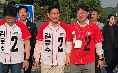 김문수후보와.jpg width: 100%; height : 150px