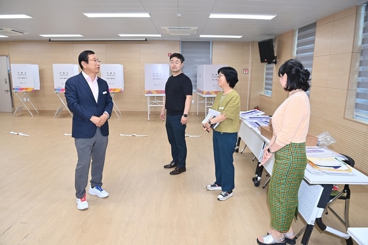 (사진2)이현재 하남시장, 투표소 현장 점검… “모든 유권자 불편 없도록 준비”.jpg