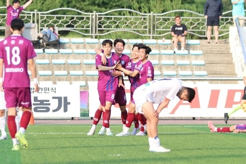 (0610)[체육과]남양주시민축구단, 짜릿한 극장골로 평창에 역전승(석현준 세레머니).jpg
