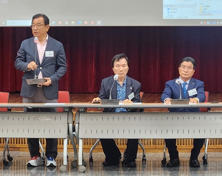 인삿말하는 이현재 하남시장.jpg