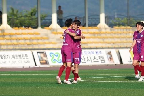 (0616)[체육과]남양주시민축구단, 당진 상대로 완승 거두며 리그 1위 탈환(조경찬 세리머니).jpg