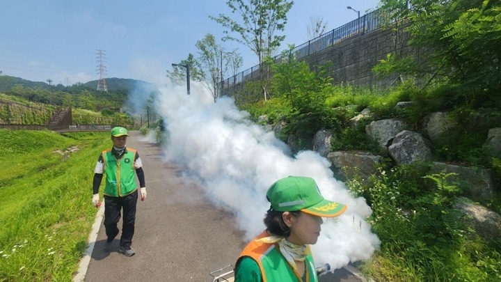 (사진)하남시, 지역자율방재단과 함께하는 ‘하절기 집중 방역활동’ 실시 복사.jpg