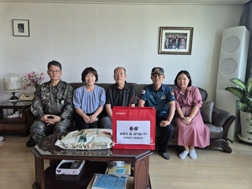 (0623)[퇴계원읍]남양주시 퇴계원읍 방위협의회, 6.25 참전용사에 감사 선물 전달(사진1).jpg