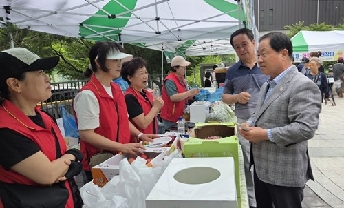 (0623)[평내동]주민과 농업인이 함께 만든 장터…평내동 어울더울 직거래장터 큰 호응 속 마무리(사진2).jpg