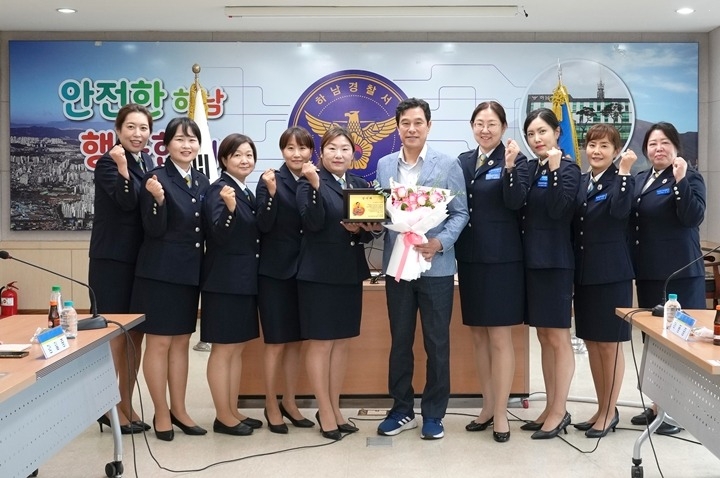 [사진자료] 강성삼 하남시의원, 학부모폴리스로부터 감사패 받아…_아이들 안전, 시민과 함께 만든 성과_.jpg