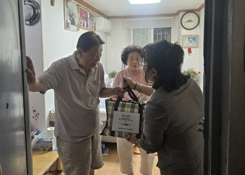 (0630)[금곡동]남양주시 금곡동 주민자치위원회, 6.25전쟁 75주년 맞아 참전용사 가정에 위문(사진).jpg
