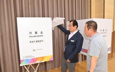 (사진1)이현재 하남시장, 투표소 현장 점검… “모든 유권자 불편 없도록 준비”.jpg
