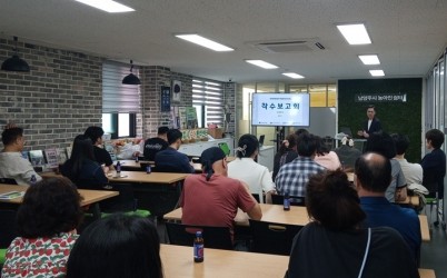 (0610)[지역경제과]남양주시 금곡홍유릉상점가, 2025 첫걸음 기반조성사업 착수보고회 개최(사진2. 프로젝트 매니저가 사업 세부추진계획 등에 대해 설명하고 있다).jpg width: 100%; height : 150px