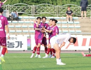 (0610)[체육과]남양주시민축구단, 짜릿한 극장골로 평창에 역전승(석현준 세레머니).jpg