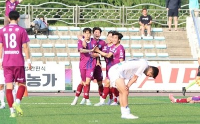 (0610)[체육과]남양주시민축구단, 짜릿한 극장골로 평창에 역전승(석현준 세레머니).jpg width: 100%; height : 150px