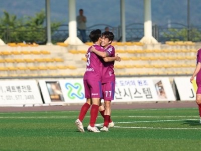 (0616)[체육과]남양주시민축구단, 당진 상대로 완승 거두며 리그 1위 탈환(조경찬 세리머니).jpg