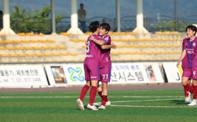 (0616)[체육과]남양주시민축구단, 당진 상대로 완승 거두며 리그 1위 탈환(조경찬 세리머니).jpg width: 100%; height : 150px