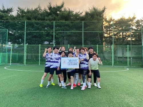 (0702)[복지정책과]훨훨나르슛FS, ‘훨훨런’ 행사 수익금 기부…진접읍 마을공동체가 만든 따뜻한 나눔(사진).jpg