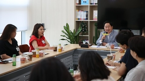 (0708)[미래교육과]주광덕 남양주시장, 고교 학부모회장단과 ‘라이브 토크’ 개최(사진2).jpg