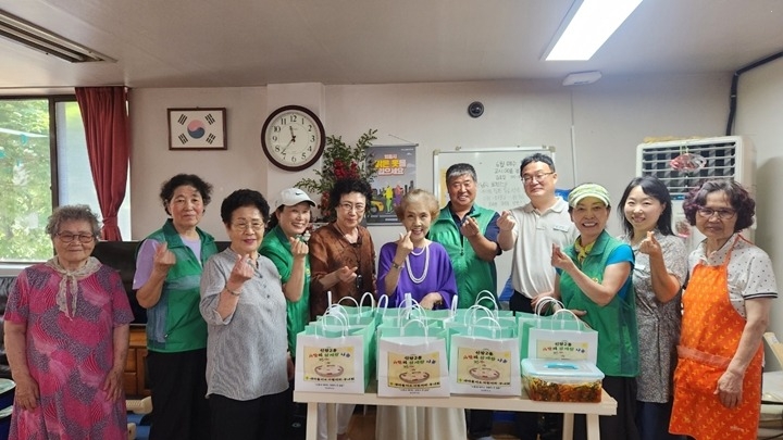[전달보도자료] 신장2동 새마을부녀회， 사랑의 삼계탕 나눔.jpg